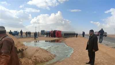 انقلاب سيارة نقل تحمل 60 طن سولار وإصابة شخصين بوسط سيناء (صور)