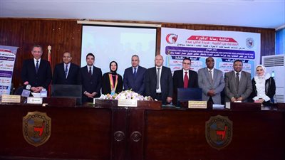 محافظ سوهاج ورئيس الجامعة يشهدان مناقشة دكتوراه عن مقارنة نقص التغذية وتكميم المعدة