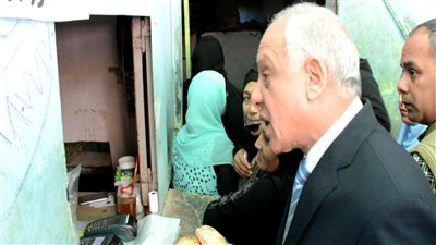  شاهد محافظ الجيزة يعاين وزن رغيف العيش (فيديو)