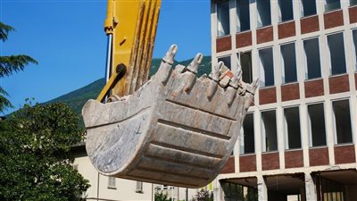 رجل يقتل جاره بعد اقتحام منزله بجرافة 