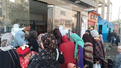 إقبال شديد على منافذ بيع السلع المخفضة بحي الأسمرات (صور)