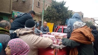 منافذ بيع متحركة لتوفير السلع الغذائية بالأسعار والكميات المناسبة بقرى ملوي بالمنيا