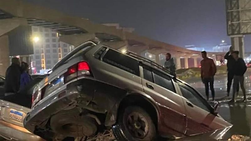 سقوط سيارة في حفر