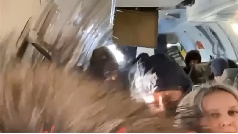  فتح باب طائرة في
