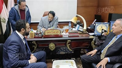 تعليم الغربية يسلم رئيسي إدارة مصنعين قرارين إنشاء مدرستين داخلهما بنظام التعليم المزدوج