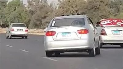 حركات استعراضية لقائد سيارة على طريق الإسماعيلية (فيديو)