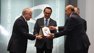 الجامعة الألمانية تكرم محافظ جنوب سيناء وتهديه درع حجر رشيد (صور) 