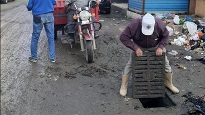 استمرار أعمال صيانة شبكات شفط مياه الأمطار بحي ثان الإسماعيلية (صور)