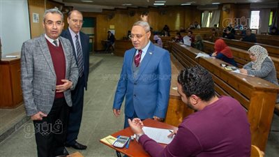 رئيس جامعة طنطا يتفقد سير أعمال الامتحانات بكليتي الحقوق والهندسة