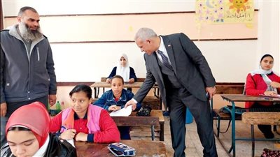 مدير تعليم القاهرة: انتظام سير امتحانات صفوف النقل بالشرابية (صور)