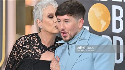 جولدن جلوب، جيمي لي كريتوس تفاجئ باري كيوجان بقبلة على السجادة الرمادية (فيديو)