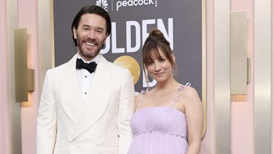 جولدن جلوب، كالي كوكو تتباهى بحملها على السجادة الرمادية 