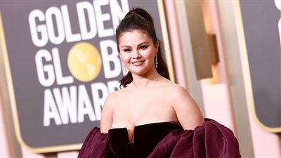 جولدن جلوب، سيلينا جوميز بزيادة وزن ملحوظة على السجادة الرمادية (فيديو وصور)