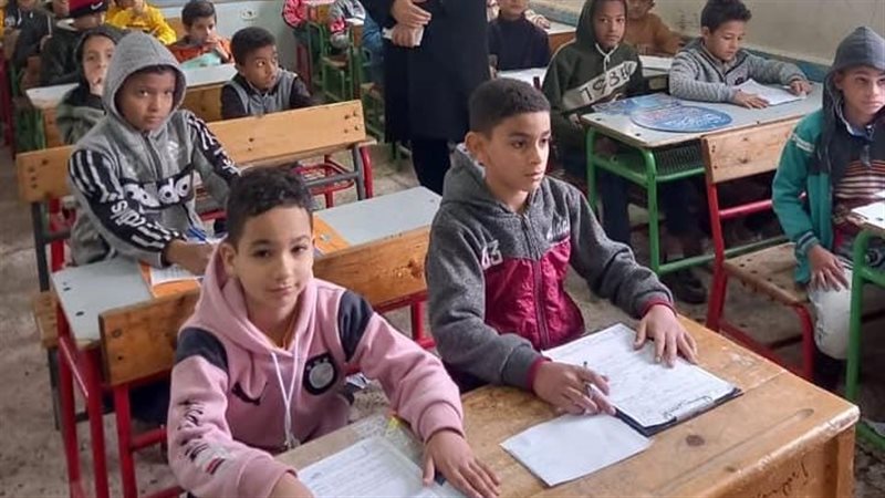 طلاب صفوف النقل يؤدون