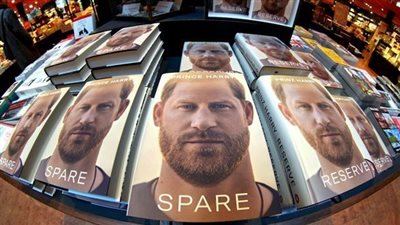 كتاب الأمير هاري يثير ضجة في العالم، ازدحام لشرائه والفضائح تحرج عائلته(فيديو)