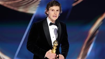 جولدن جلوب، جوائز المسلسلات القصيرة، أماندا سيفريد وإيفان بيترز وThe White Lotus