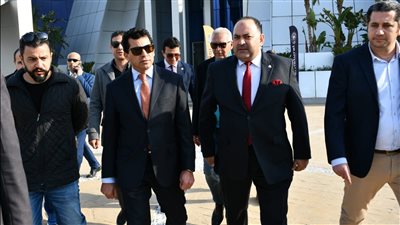 وزير الشباب والرياضة يتفقد نادي النادي شيراتون