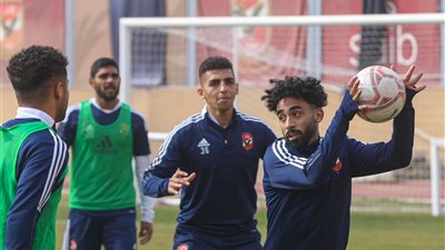 ظهور مروان عطية في مران الأهلي الختامي قبل مواجهة المصري (صور)