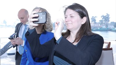 نائبة مساعد وزير الخارجية الأمريكي تلتقط صورا تذكارية في قناة السويس (صور)