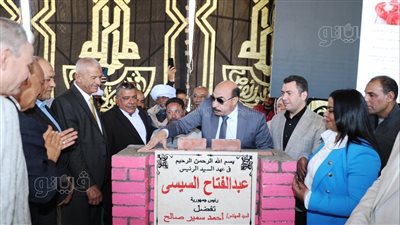 محافظ أسوان يضع حجر الأساس لمصنعي إنتاج مركزات الطماطم والمشغولات الذهبية (صور)
