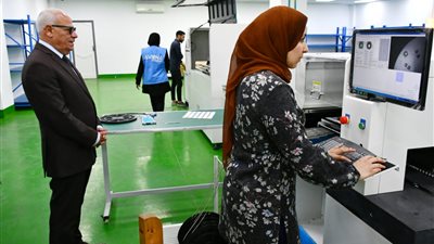 محافظ بورسعيد يتابع سير العمل بمصنع أفينا لإنتاج الأدوات الكهربائية (صور) 