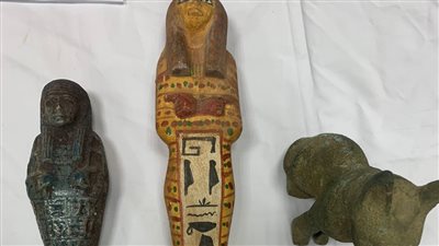 أخبار مطار القاهرة، ضبط 3 أشخاص حاولوا تهريب تماثيل أثرية للخارج