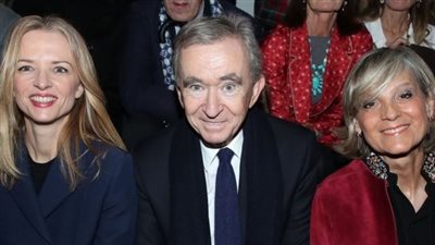 أغنى رجل في العالم يعيد ترتيب إمبراطوريته