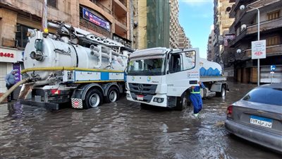 غرق عدد من الكباري والأنفاق في مياه الأمطار بالإسكندرية (صور)
