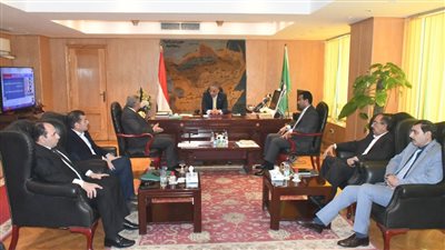 الفيوم تبحث آليات إعادة تشغيل المصانع المتعثرة بكوم أوشيم