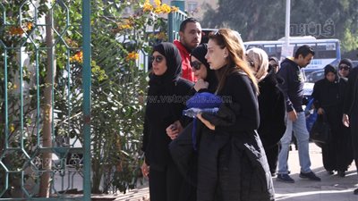 وصول جثمان والد ريم البارودي إلى مسجد السلام في مدينة نصر (فيديو وصور)