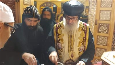 الأنبا مقار يطيب رفات القديس يوحنا في دير الفرما