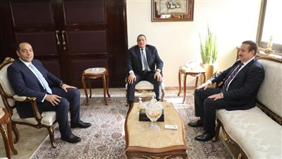 وزير التنمية المحلية يتابع مع محافظ المنوفية توافر السلع الغذائية بأسعار مخفضة