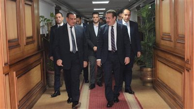 وزير التنمية المحلية يتابع مع محافظ المنوفية توافر السلع بأسعار مخفضة