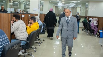 رئيس جامعة طنطا يتابع الاختبارات الإلكترونية بكليتى الصيدلة والتمريض (صور)