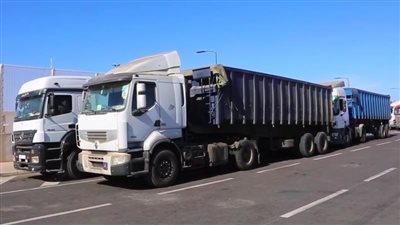 شاب ينجو من الموت المحقق أسفل عجلات شاحنة (فيديو)