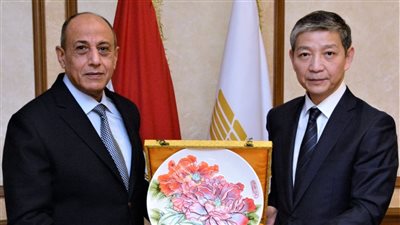 وزير الطيران يبحث تعزيز التعاون مع السفير الصيني في النقل الجوي