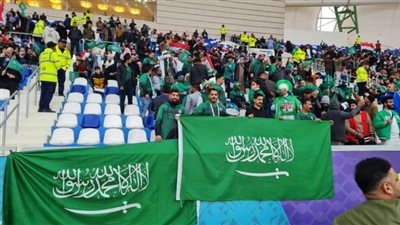 غناء جماهير السعودية أمام استاد الميناء قبل مواجهة عمان (فيديو)