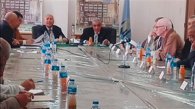 نائب محافظ القاهرة يستعرض مشاكل ومقترحات تجار سوق العبور