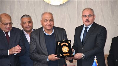 جامعة قناة السويس تمنح درعها لمدير عام مكتب رئيس الجامعة لبلوغه سن التقاعد
