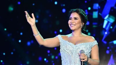 شيرين عبد الوهاب تمازح جمهورها بحفل الكويت: الله يخرب بيت المشاعر (فيديو)