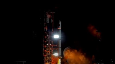 الصين تطلق قمرا جديدا للاتصالات (فيديو)