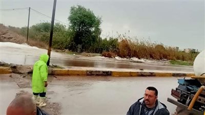 انتشار العاملين بهيئة الصرف الصحي في ميادين الإسكندرية لسحب مياه الأمطار 