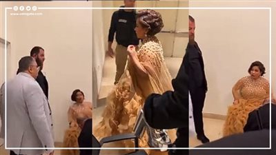 غير اللي لبسها، أحد الأشخاص يخلع حذاء شيرين عبد الوهاب من قدمها في الاستراحة (فيديو)