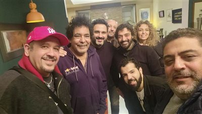 حميد الشاعري وهشام عباس وأكرم حسني في زيارة لـ محمد منير (صور)