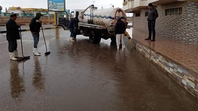 استمرار جهود البحيرة لرفع وشفط مياه الأمطار (صور)