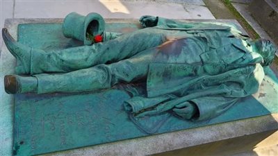 تعرف على قصة صاحب أغرب قبر بفرنسا، تزوره الفرنسيات طمعا في الخصوبة