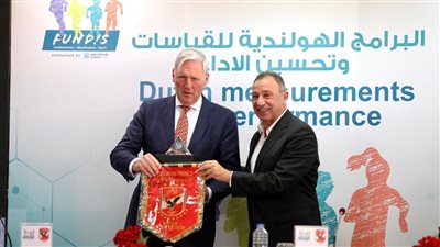 الخطيب يُهدي درع وعلم وقميص الأهلي للسفير الهولندي