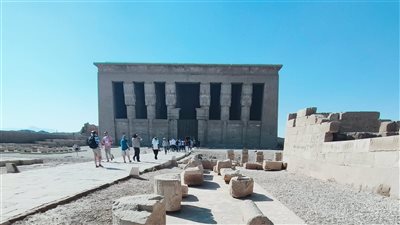 محافظ قنا يشهد الاحتفال بيوم السياحة العالمي بمعبد دندرة