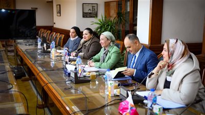 وزيرة البيئة تستعرض خطة وقف الصرف الصناعى على نهر النيل