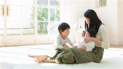 اليابان ترصد حوافز للأسرة لزيادة الإنجاب 